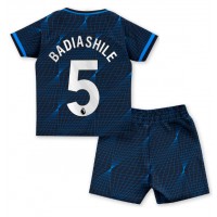 Camisa de Futebol Chelsea Benoit Badiashile #5 Equipamento Secundário Infantil 2023-24 Manga Curta (+ Calças curtas)